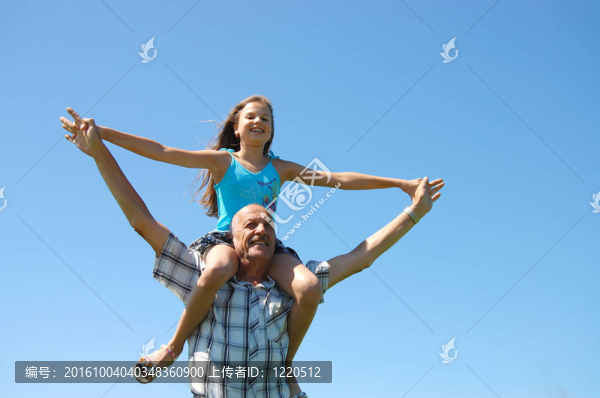 祖父與大女兒對(duì)抗深藍(lán)色的天空
