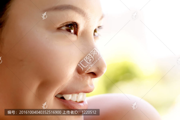 一個性感的東方小姐微笑的肖像