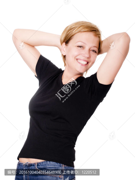 在白人背景下微笑的金發(fā)女人