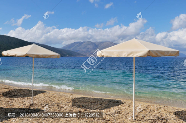 沙灘和陽傘景觀