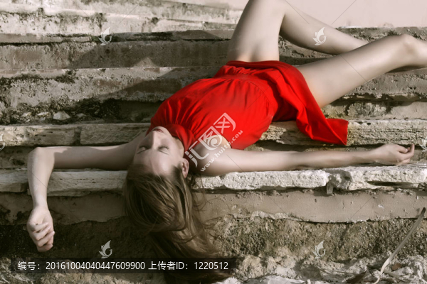 樓梯上的死女人
