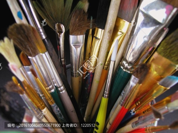 用油漆刷