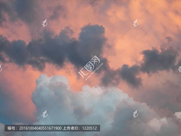 粉紅；白色和灰色的云
