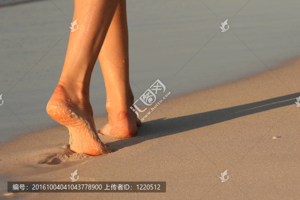 在海灘上的腳