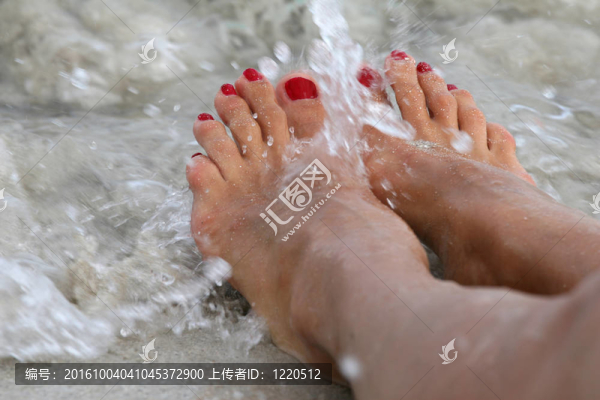 腳在水中