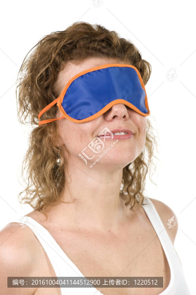 女孩戴上白色的睡眠面膜