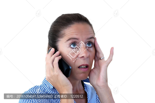 中年商業(yè)女性看手機(jī)震驚