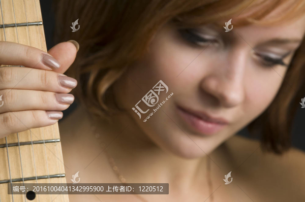 女孩的吉他