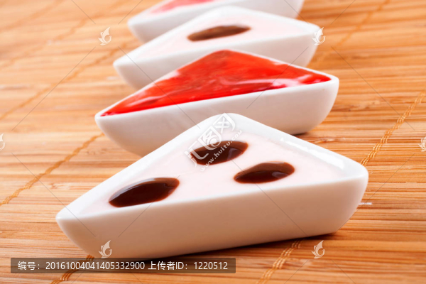 甜品奶油在竹墊