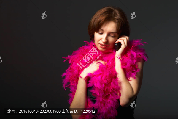 電話中的年輕女人