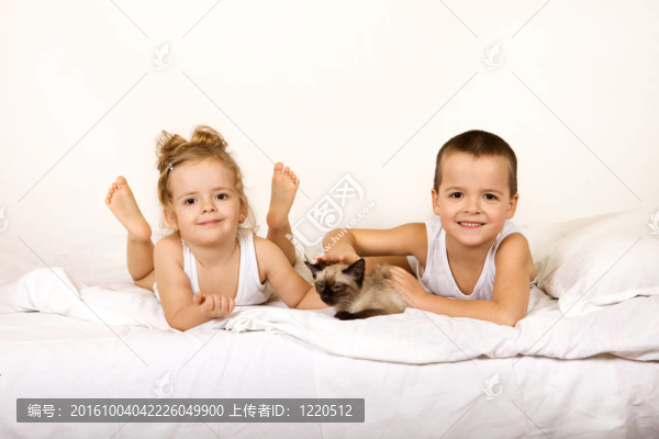 孩子們和他們的小貓?jiān)诖采? title=
