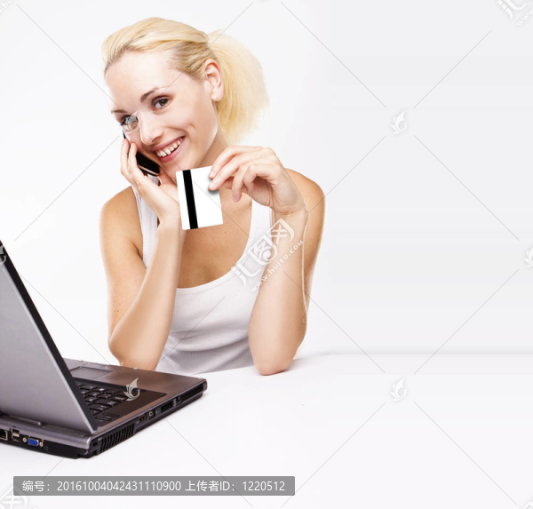 使用筆記本電腦的女性；持有信用卡