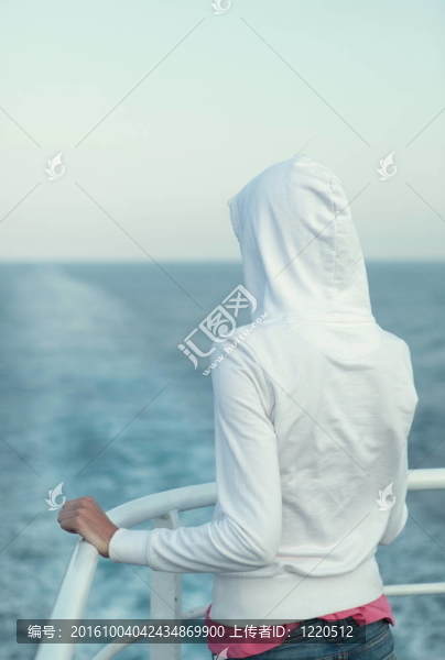 年輕的女人看著大海