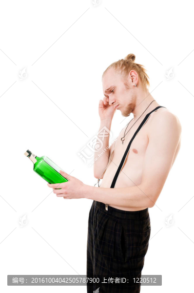 年輕人帶著綠色的瓶子