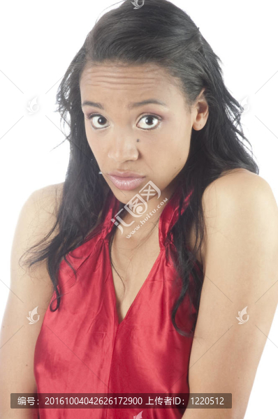 美麗的年輕的非洲裔美國女人害羞