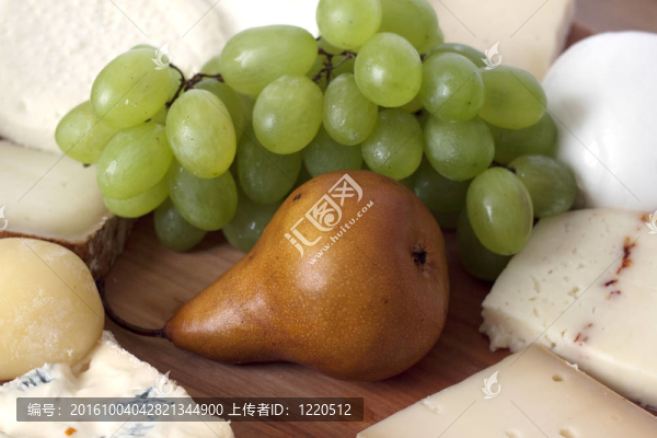 梨；奶酪和葡萄