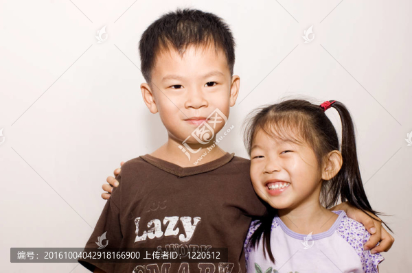快樂兄弟姐妹-兄弟姐妹擁抱。