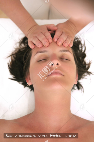 美麗女子按摩水療中心和健康中心