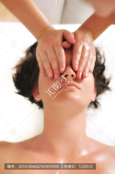 美麗女子按摩水療中心和健康中心