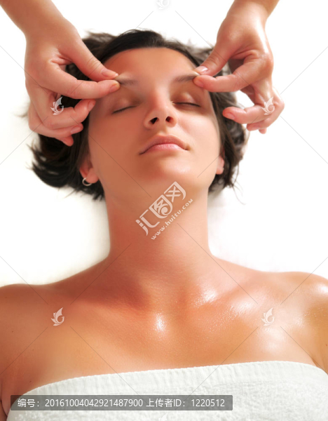 美麗女子按摩水療中心和健康中心