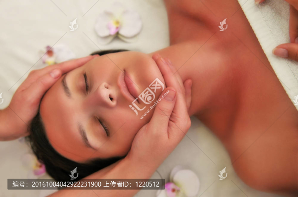 美麗女子按摩水療中心和健康中心
