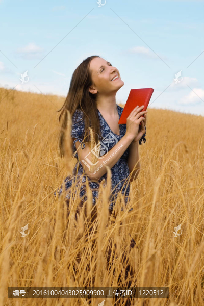 谷物領(lǐng)域的一本書的女人