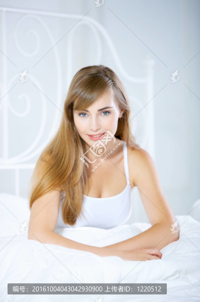 床上的十幾歲的女孩