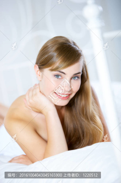 床上的十幾歲的女孩