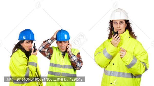 建筑工人用對(duì)講機(jī)說(shuō)話