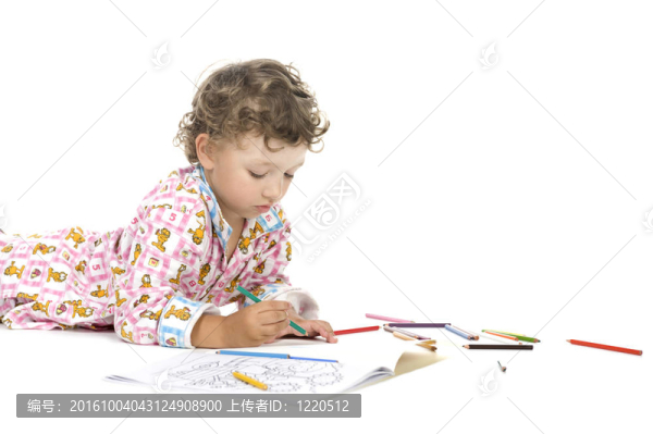 男孩用著色書特寫