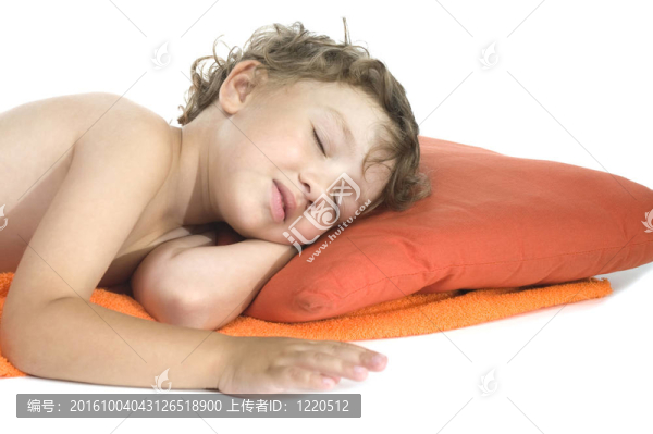 在白色背景上睡覺的小男孩