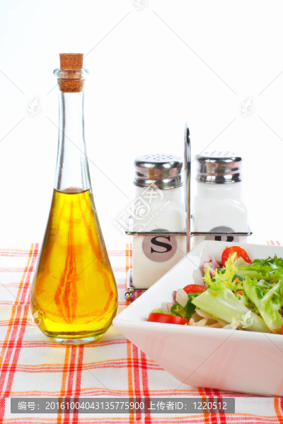 油瓶；綠色沙拉；鹽和胡椒