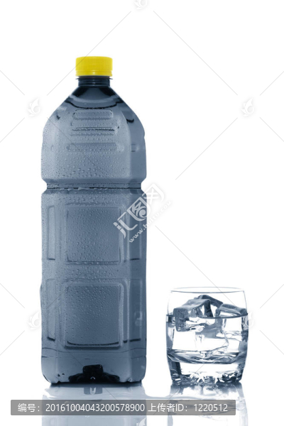 帶有水滴的礦泉水瓶和玻璃