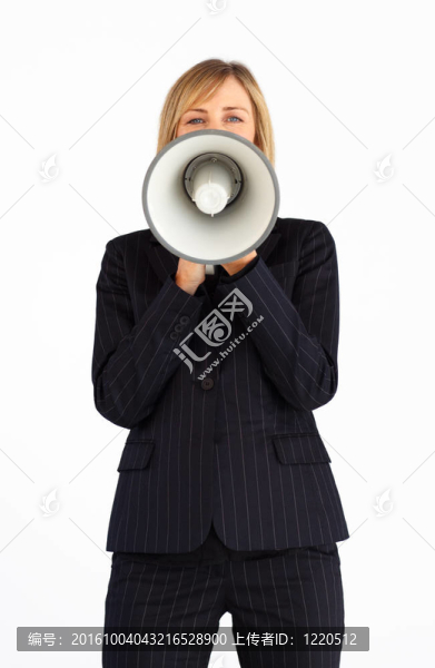 成熟的商人拿著擴音器
