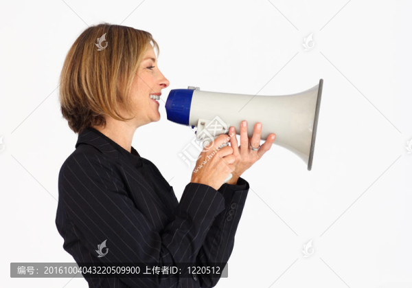 一個(gè)微笑的商人用擴(kuò)音器簡(jiǎn)介