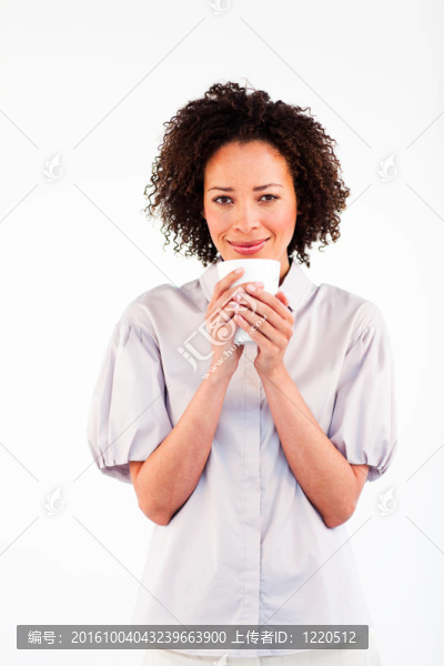 迷人的女人喝一杯咖啡