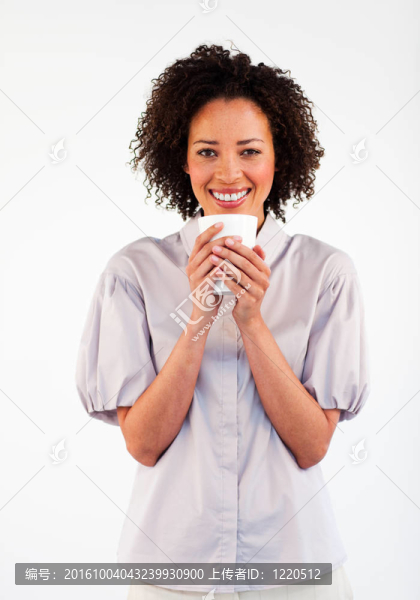 微笑的女人喝一杯咖啡