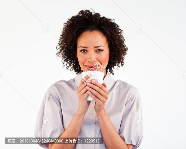 迷人的女人喝著相機微笑