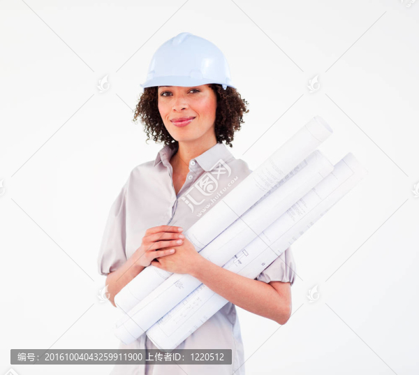 建筑師婦女與硬帽子持有藍圖