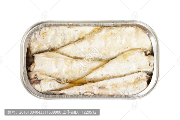 在開罐頭沙丁油魚