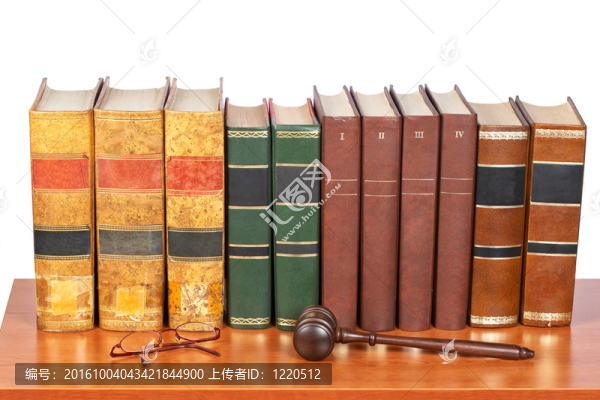 木制槌和舊的法律書籍