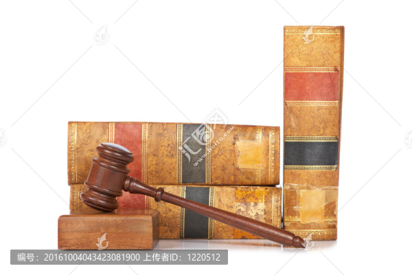 木制槌和舊的法律書籍