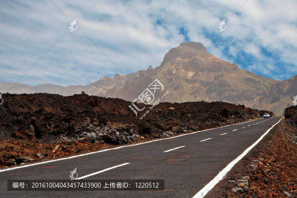 汽車在寂寞的道路