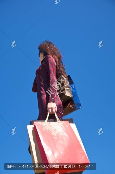 性感的女人帶購物袋