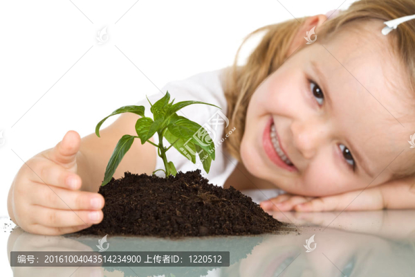 小女孩高興她的植物