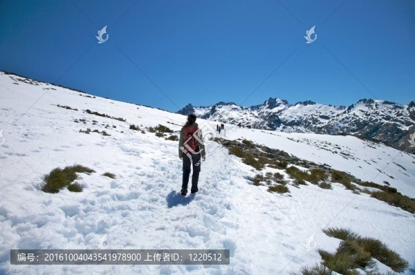 跋涉在格雷多斯山脈