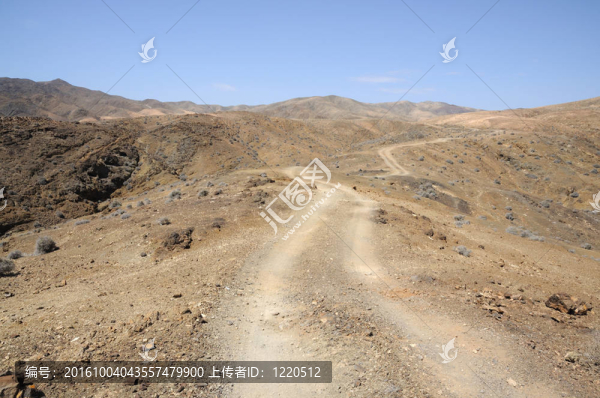 群山中的孤獨(dú)之路。加那利群島的富埃特文圖拉島島；西班牙