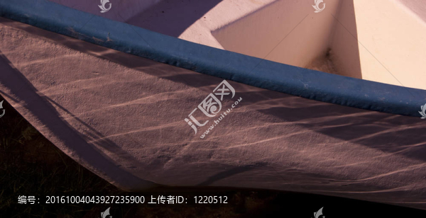由水面反射的光