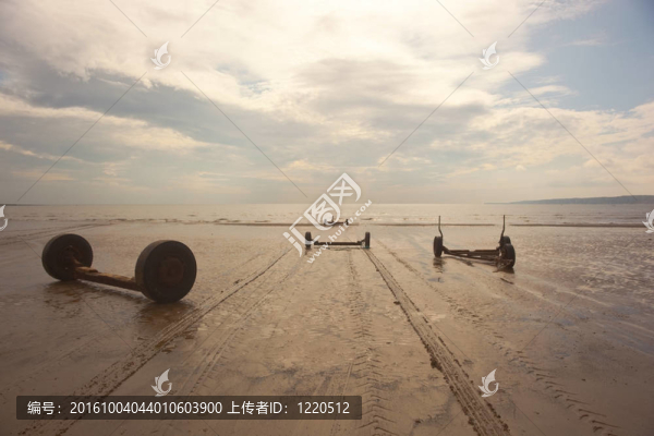 晚上海灘上的拖車