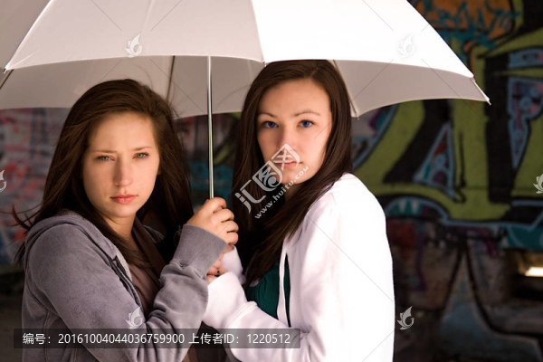 白傘下的兩個(gè)少女